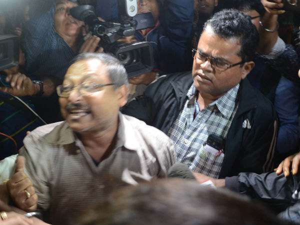 জিডি বিড়লাকাণ্ডে অপসৃত অধ্যক্ষা, ত্রিপাক্ষিক বৈঠকে ‘বিচার’ পেল নির্যাতিতা ছাত্রী জিডি বিড়লাকাণ্ডে অপসৃত অধ্যক্ষা, ত্রিপাক্ষিক বৈঠকে ‘বিচার’ পেল নির্যাতিতা ছাত্রী