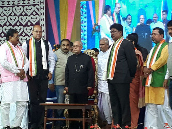 মমতার ভূয়সী প্রশংসায় প্রণববাবু, প্রথম কর্মস্থলে এসে উসকে দিলেন বাঙালি প্রধানমন্ত্রীর জল্পনা মমতার ভূয়সী প্রশংসায় প্রণববাবু, প্রথম কর্মস্থলে এসে উসকে দিলেন বাঙালি প্রধানমন্ত্রীর জল্পনা