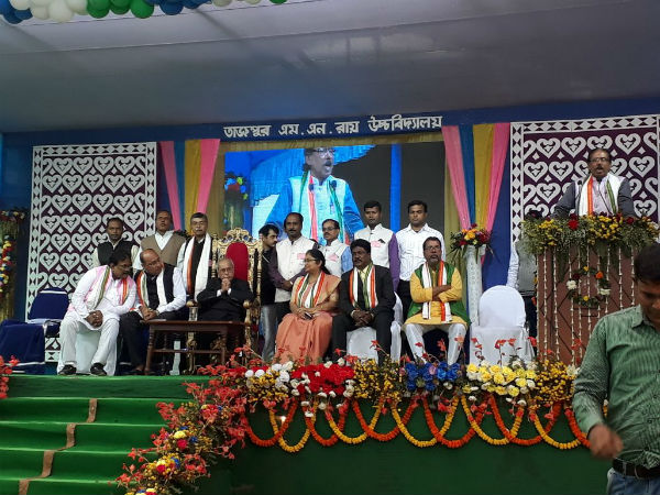মমতার ভূয়সী প্রশংসায় প্রণববাবু, প্রথম কর্মস্থলে এসে উসকে দিলেন বাঙালি প্রধানমন্ত্রীর জল্পনা মমতার ভূয়সী প্রশংসায় প্রণববাবু, প্রথম কর্মস্থলে এসে উসকে দিলেন বাঙালি প্রধানমন্ত্রীর জল্পনা