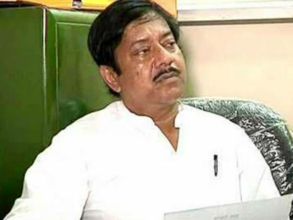 দুর্নীতি নিয়ে বাকযুদ্ধ মুকুল-জ্যোতিপ্রিয়র দুর্নীতি নিয়ে বাকযুদ্ধ মুকুল-জ্যোতিপ্রিয়র