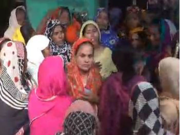 লাভ জেহাদের অভিযোগ ভিত্তিহীন, বাবার ছবি হাতে খুনির ফাঁসির দাবি মেয়েদের লাভ জেহাদের অভিযোগ ভিত্তিহীন, বাবার ছবি হাতে খুনির ফাঁসির দাবি মেয়েদের