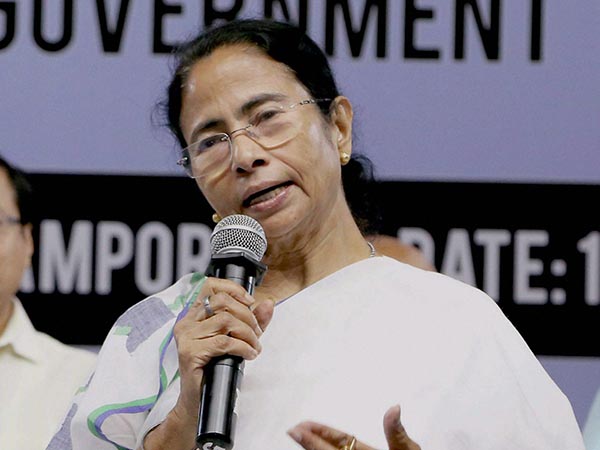 ‘বেড়ালের গলায় ঘণ্টা বাঁধল গুজরাত’! মোদী-নিশানায় তাৎপর্যপূর্ণ টুইট মমতার ‘বেড়ালের গলায় ঘণ্টা বাঁধল গুজরাত’! মোদী-নিশানায় তাৎপর্যপূর্ণ টুইট মমতার
