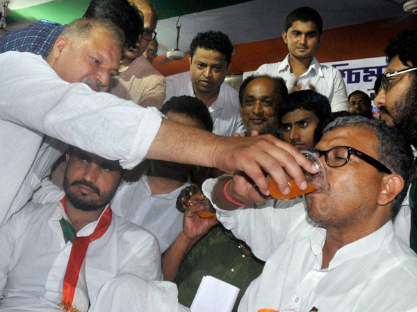 সবংয়ে মানসই অক্সিজেন জোগাচ্ছেন কংগ্রেসকে সবংয়ে মানসই অক্সিজেন জোগাচ্ছেন কংগ্রেসকে