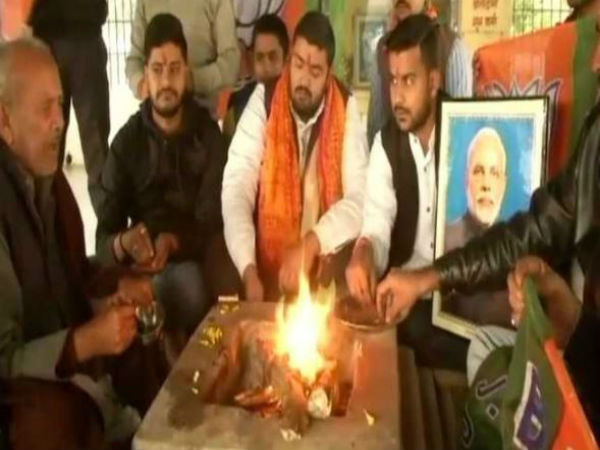 বারানসিতে মোদীর ছবিকে ঘিরে যজ্ঞ বারানসিতে মোদীর ছবিকে ঘিরে যজ্ঞ