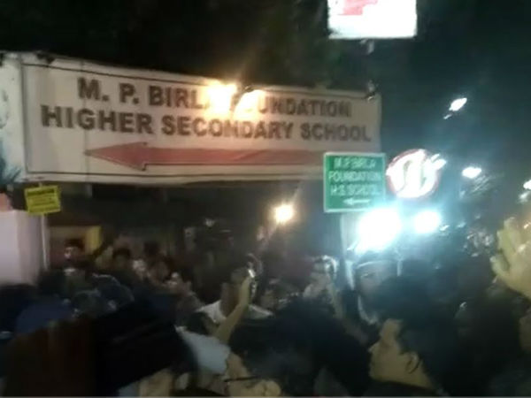 ছাত্রীর যৌননিগ্রহে প্রতিবাদী অভিভাবকদের উপর লাঠিচার্জ, প্রশ্নে পুলিশের ভূমিকা ছাত্রীর যৌননিগ্রহে প্রতিবাদী অভিভাবকদের উপর লাঠিচার্জ, প্রশ্নে পুলিশের ভূমিকা