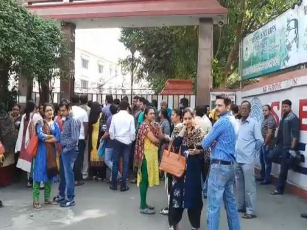 যৌন হয়রানির অভিযোগ, রাস্তা অবরোধ করে বিক্ষোভ বেহালার এমপি বিড়লা স্কুলে যৌন হয়রানির অভিযোগ, রাস্তা অবরোধ করে বিক্ষোভ বেহালার এমপি বিড়লা স্কুলে
