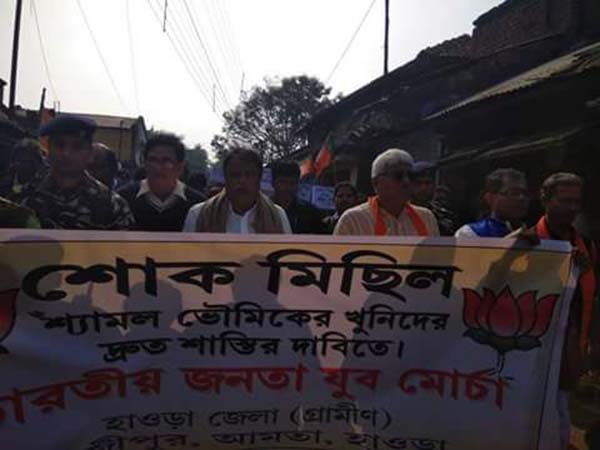 গ্রামে ঢুকতেই তৃণমূলকর্মীদের হাতে ‘বন্দি’ মুকুল, তারপর যা ঘটল দেখুন ভিডিওতে গ্রামে ঢুকতেই তৃণমূলকর্মীদের হাতে ‘বন্দি’ মুকুল, তারপর যা ঘটল দেখুন ভিডিওতে