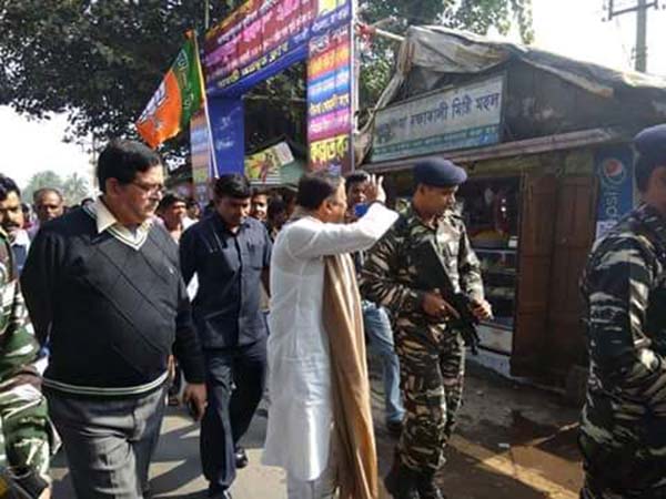 গ্রামে ঢুকতেই তৃণমূলকর্মীদের হাতে ‘বন্দি’ মুকুল, তারপর যা ঘটল দেখুন ভিডিওতে গ্রামে ঢুকতেই তৃণমূলকর্মীদের হাতে ‘বন্দি’ মুকুল, তারপর যা ঘটল দেখুন ভিডিওতে