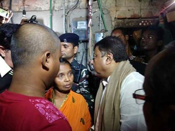 গ্রামে ঢুকতেই তৃণমূলকর্মীদের হাতে ‘বন্দি’ মুকুল, তারপর যা ঘটল দেখুন ভিডিওতে গ্রামে ঢুকতেই তৃণমূলকর্মীদের হাতে ‘বন্দি’ মুকুল, তারপর যা ঘটল দেখুন ভিডিওতে