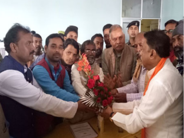 মমতা ফেরার পরই জঙ্গলমহলে হানা মুকুলের, ‘চ্যালেঞ্জ’ নিয়ে দাঁড়ালেন কুর্মিদের পাশে মমতা ফেরার পরই জঙ্গলমহলে হানা মুকুলের, ‘চ্যালেঞ্জ’ নিয়ে দাঁড়ালেন কুর্মিদের পাশে