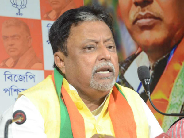 ফের বিড়ম্বনায় মুকুল, কেন এক গ্রেফতারিতে নাম জড়াল মুকুলের ফের বিড়ম্বনায় মুকুল, কেন এক গ্রেফতারিতে নাম জড়াল মুকুলের