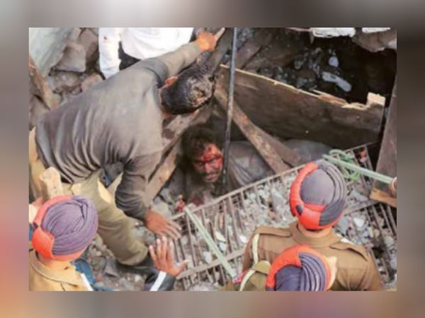 মুম্বইয়ে ভয়াবহ অগ্নিকাণ্ডে মৃত ১২ জন, ঘটনাস্থলে দমকলের ২৫ টি ইঞ্জিন মুম্বইয়ে ভয়াবহ অগ্নিকাণ্ডে মৃত ১২ জন, ঘটনাস্থলে দমকলের ২৫ টি ইঞ্জিন