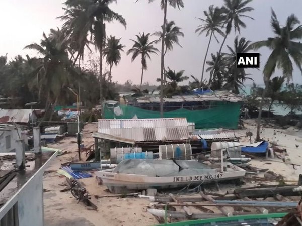 ওখির দাপটে মৃত ১৯, মঙ্গলবার আছড়ে পড়বে মহারাষ্ট্র ও গুজরাতে ওখির দাপটে মৃত ১৯, মঙ্গলবার আছড়ে পড়বে মহারাষ্ট্র ও গুজরাতে