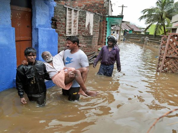 সাইক্লোন 'ওখি'-র দাপট থেকে উদ্ধার ৫০০ মৎসজীবী, দেখুন সেই উদ্ধারকার্যের দুর্ধর্ষ ভিডিও সাইক্লোন 'ওখি'-র দাপট থেকে উদ্ধার ৫০০ মৎসজীবী, দেখুন সেই উদ্ধারকার্যের দুর্ধর্ষ ভিডিও
