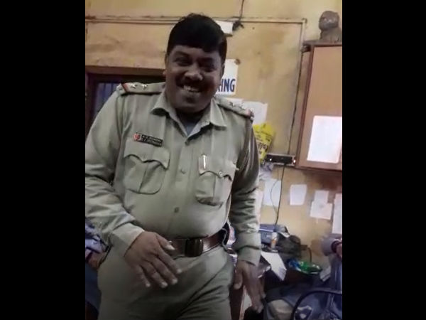 হীরাপুর থানায় নাচের ছবি ভাইরাল, অভিযুক্ত ২ পুলিশ অফিসার ক্লোজড হীরাপুর থানায় নাচের ছবি ভাইরাল, অভিযুক্ত ২ পুলিশ অফিসার ক্লোজড