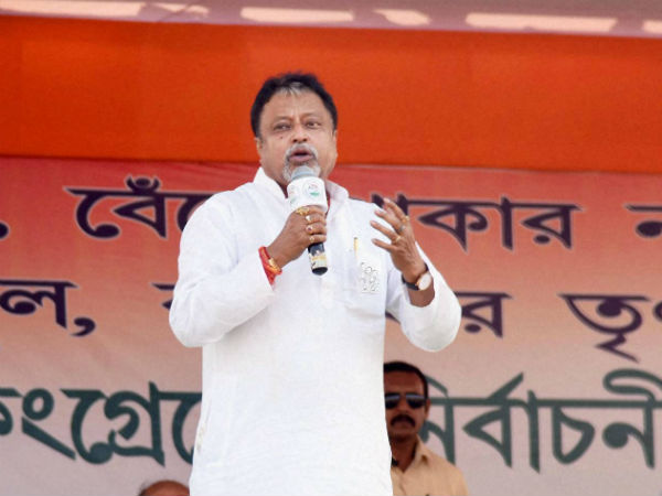 হাজার কোটির কেলেঙ্কারি তৃণমূলের বিরুদ্ধে! মুকুলের ‘নীল-সাদা’ বাণে বিদ্ধ মমতা হাজার কোটির কেলেঙ্কারি তৃণমূলের বিরুদ্ধে! মুকুলের ‘নীল-সাদা’ বাণে বিদ্ধ মমতা