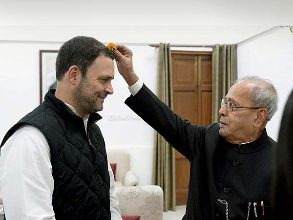 রাহুলের মাথায় প্রণবের বরাভয়, ফুল ছুঁইয়ে কপালে এঁকে দিলেন রাজ-টিকা রাহুলের মাথায় প্রণবের বরাভয়, ফুল ছুঁইয়ে কপালে এঁকে দিলেন রাজ-টিকা