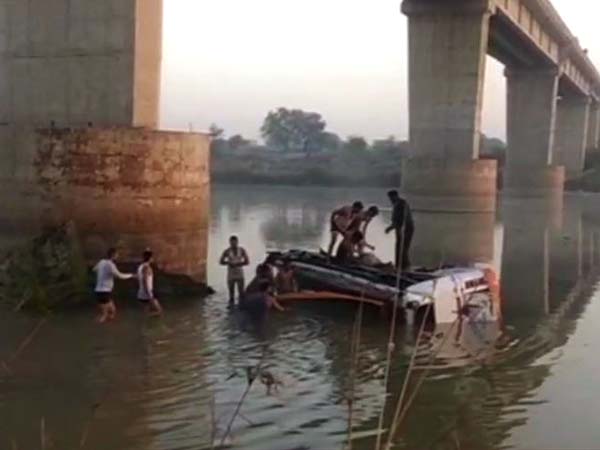 রাজস্থানে ব্রিজ থেকে নদীতে বাস, বহু যাত্রীর মৃত্যু রাজস্থানে ব্রিজ থেকে নদীতে বাস, বহু যাত্রীর মৃত্যু