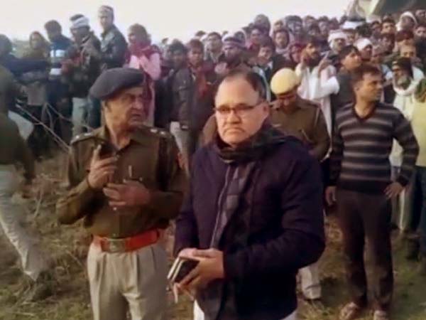 রাজস্থানে ব্রিজ থেকে নদীতে বাস, বহু যাত্রীর মৃত্যু রাজস্থানে ব্রিজ থেকে নদীতে বাস, বহু যাত্রীর মৃত্যু