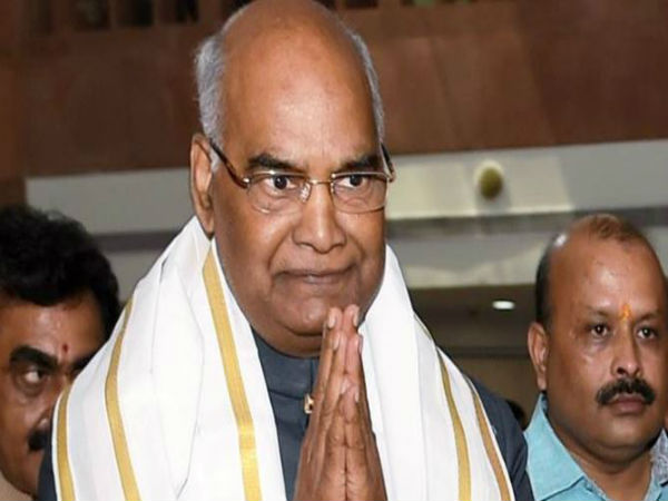 পুরস্কার প্রদানের আগেই অস্বস্তিকর পরিস্থিতিতে রাষ্ট্রপতি রামনাথ কোবিন্দ। বাবা সাহেব ভীমরাও আম্বেদকর বিশ্ববিদ্যালয়ের এমসিএ-র এক ছাত্র পুরস্কার নিতে অস্বীকার করলেন। তাঁর অভিযোগ, দেশের দলিতদের ওপর নৃশংসতার ঘটনা বাড়ছে। ১৫ ডিসেম্বর, শুক্রবার বাবা সাহেব ভীমরাও আম্বেদকর বিশ্ববিদ্যালয়েরর কনভোকেশনে উপস্থিত থাকার কথা রাষ্ট্রপতির। কিন্তু রমেন্দ্র নরেশ নামে এমসিএ-র সর্বোচ্চ নম্বর পাওয়া ওই ছাত্র বিশ্ববিদ্যালয়কে জানিয়েছেন, তিনি রাষ্ট্রপতির কাছ থেকে মেডেল নেবেন না। রমেন্দ্র সংবাদ মাধ্যমকে জানিয়েছেন, সহমর্মীতার নজির হিসেবেই দেশে দলিতদের ওপর নৃশংসতার প্রতিবাদ করেই তিনি গোল্ড মেডেলটি নিতে অস্বীকার করেছেন। যখন রাষ্ট্রপতি এবং প্রধানমন্ত্রী দলিতদের সুরক্ষার মাধ্যমে অন্য সম্প্রদায়ের সঙ্গে একইরকম আচরণ নিশ্চিত করতে পারবেন, তখনই তিনি ওই পুরস্কার নেবেন বলে জানিয়েছেন ওই ছাত্র। পুরস্কার প্রদানের আগেই অস্বস্তিকর পরিস্থিতিতে রাষ্ট্রপতি রামনাথ কোবিন্দ। বাবা সাহেব ভীমরাও আম্বেদকর বিশ্ববিদ্যালয়ের এমসিএ-র এক ছাত্র পুরস্কার নিতে অস্বীকার করলেন। তাঁর অভিযোগ, দেশের দলিতদের ওপর নৃশংসতার ঘটনা বাড়ছে। ১৫ ডিসেম্বর, শুক্রবার বাবা সাহেব ভীমরাও আম্বেদকর বিশ্ববিদ্যালয়েরর কনভোকেশনে উপস্থিত থাকার কথা রাষ্ট্রপতির। কিন্তু রমেন্দ্র নরেশ নামে এমসিএ-র সর্বোচ্চ নম্বর পাওয়া ওই ছাত্র বিশ্ববিদ্যালয়কে জানিয়েছেন, তিনি রাষ্ট্রপতির কাছ থেকে মেডেল নেবেন না। রমেন্দ্র সংবাদ মাধ্যমকে জানিয়েছেন, সহমর্মীতার নজির হিসেবেই দেশে দলিতদের ওপর নৃশংসতার প্রতিবাদ করেই তিনি গোল্ড মেডেলটি নিতে অস্বীকার করেছেন। যখন রাষ্ট্রপতি এবং প্রধানমন্ত্রী দলিতদের সুরক্ষার মাধ্যমে অন্য সম্প্রদায়ের সঙ্গে একইরকম আচরণ নিশ্চিত করতে পারবেন, তখনই তিনি ওই পুরস্কার নেবেন বলে জানিয়েছেন ওই ছাত্র।