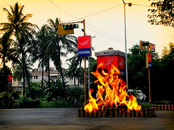 সিগন্যাল বিভ্রাটে লরিতে পিষ্ট পথচারী! জনরোষে পুড়ল জাতীয় সড়কের ট্রাফিক বুথ সিগন্যাল বিভ্রাটে লরিতে পিষ্ট পথচারী! জনরোষে পুড়ল জাতীয় সড়কের ট্রাফিক বুথ