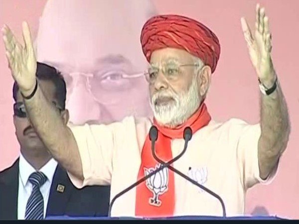 যাঁরা বুলেট ট্রেনের বিরোধিতা করছেন, তাঁদের গরুর গাড়িতে চড়া উচিত। গুজরাতে নির্বাচনী প্রচারে গিয়ে এমনটাই মন্তব্য করলেন প্রধানমন্ত্রী নরেন্দ্র মোদী। আহমেদাবাদ থেকে মুম্বইয়ের সংযোগকারী ১.১ লক্ষ কোটির বুলেট ট্রেন প্রকল্পে রূপায়নে রয়েছে জাপান। কংগ্রেসের কটাক্ষের জবাব দিতে গিয়েই প্রধানমন্ত্রী পাল্টা কটাক্ষ করেন। তিনি বলেন, বিগত কংগ্রেস সরকারও প্রজেক্টটি নিয়ে উৎসাহিত থাকলেও, তারা ব্যর্থ হয়। সেই কারণে এখন বিরোধিতা করছে কংগ্রেস। এমনটাই অভিযোগ করেছেন প্রধানমন্ত্রী। যাঁরা বুলেট ট্রেনের বিরোধিতা করছেন, তাঁদের গরুর গাড়িতে চড়া উচিত। তাতে তাঁরা কিছু মনে করবেন না বলেও, কটাক্ষ করেছেন মোদী। নর্মদার তীরে আমোদ সুগার ফ্যাক্টরির কাছে এদিনের সভায় কংগ্রেসের বিরুদ্ধে যথেষ্ট আক্রমণাত্মক ছিলেন মোদী। নেহরু-গান্ধী পরিবার গুজরাতের জন্য কিছুই করেনি বলে অভিযোগ করেন মোদী। কংগ্রেস দীর্ঘদিন ধরে গ্রামের সঙ্গে শহর, বিভিন্ন রাজ্য, বিভিন্ন সম্প্রদায়ের মধ্যে বিভেদ তৈরি করে রেখেছিল। প্রধানমন্ত্রী দাবি করেন, জাপান ইন্টারন্যাশনাল কর্পোরেশনের মাধ্যমে মুম্বই-আহমেদাবাদ হাইস্পিড রেল করিডর গড়ে উঠলে গুজরাতে বিপুল পরিমাণ কাজের সুযোগ তৈরি হবে। সমাবেশে তিনি প্রশ্ন করেন, বুলেট ট্রেন প্রজেক্ট তৈরি করতে লোহা কোথা থেকে আসবে? শ্রমিকই বা আসবে কোথা থেকে? প্রধানমন্ত্রী নিজেই ফের প্রশ্ন করে বলেন, সবই কি ভারত থেকে নয়? সম্প্রতি উদ্বোধন হওয়া রোল অন-রোল অফ প্রজেক্ট নিয়ে মন্তব্য করেন প্রধানমন্ত্রী। তাঁর মতে এই ধরনের প্রকল্পের কথা তারা( কংগ্রেস) ভাবতেও পারেনি বলে মন্তব্য করেন মোদী। তাঁর দাবি, মুসলিম প্রধান কচ্ছ এবং ভারুচে বিজেপির শাসনকালেই সব থেকে বেশি উন্নয়ন হয়েছে। যাঁরা বুলেট ট্রেনের বিরোধিতা করছেন, তাঁদের গরুর গাড়িতে চড়া উচিত। গুজরাতে নির্বাচনী প্রচারে গিয়ে এমনটাই মন্তব্য করলেন প্রধানমন্ত্রী নরেন্দ্র মোদী। আহমেদাবাদ থেকে মুম্বইয়ের সংযোগকারী ১.১ লক্ষ কোটির বুলেট ট্রেন প্রকল্পে রূপায়নে রয়েছে জাপান। কংগ্রেসের কটাক্ষের জবাব দিতে গিয়েই প্রধানমন্ত্রী পাল্টা কটাক্ষ করেন। তিনি বলেন, বিগত কংগ্রেস সরকারও প্রজেক্টটি নিয়ে উৎসাহিত থাকলেও, তারা ব্যর্থ হয়। সেই কারণে এখন বিরোধিতা করছে কংগ্রেস। এমনটাই অভিযোগ করেছেন প্রধানমন্ত্রী। যাঁরা বুলেট ট্রেনের বিরোধিতা করছেন, তাঁদের গরুর গাড়িতে চড়া উচিত। তাতে তাঁরা কিছু মনে করবেন না বলেও, কটাক্ষ করেছেন মোদী। নর্মদার তীরে আমোদ সুগার ফ্যাক্টরির কাছে এদিনের সভায় কংগ্রেসের বিরুদ্ধে যথেষ্ট আক্রমণাত্মক ছিলেন মোদী। নেহরু-গান্ধী পরিবার গুজরাতের জন্য কিছুই করেনি বলে অভিযোগ করেন মোদী। কংগ্রেস দীর্ঘদিন ধরে গ্রামের সঙ্গে শহর, বিভিন্ন রাজ্য, বিভিন্ন সম্প্রদায়ের মধ্যে বিভেদ তৈরি করে রেখেছিল। প্রধানমন্ত্রী দাবি করেন, জাপান ইন্টারন্যাশনাল কর্পোরেশনের মাধ্যমে মুম্বই-আহমেদাবাদ হাইস্পিড রেল করিডর গড়ে উঠলে গুজরাতে বিপুল পরিমাণ কাজের সুযোগ তৈরি হবে। সমাবেশে তিনি প্রশ্ন করেন, বুলেট ট্রেন প্রজেক্ট তৈরি করতে লোহা কোথা থেকে আসবে? শ্রমিকই বা আসবে কোথা থেকে? প্রধানমন্ত্রী নিজেই ফের প্রশ্ন করে বলেন, সবই কি ভারত থেকে নয়? সম্প্রতি উদ্বোধন হওয়া রোল অন-রোল অফ প্রজেক্ট নিয়ে মন্তব্য করেন প্রধানমন্ত্রী। তাঁর মতে এই ধরনের প্রকল্পের কথা তারা( কংগ্রেস) ভাবতেও পারেনি বলে মন্তব্য করেন মোদী। তাঁর দাবি, মুসলিম প্রধান কচ্ছ এবং ভারুচে বিজেপির শাসনকালেই সব থেকে বেশি উন্নয়ন হয়েছে।