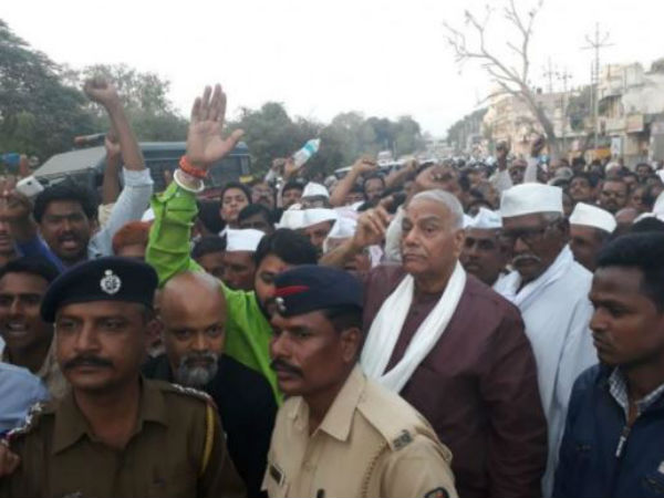 আকোলায় কৃষকদের দাবিতে অবস্থানে অনড় যশবন্ত আকোলায় কৃষকদের দাবিতে অবস্থানে অনড় যশবন্ত