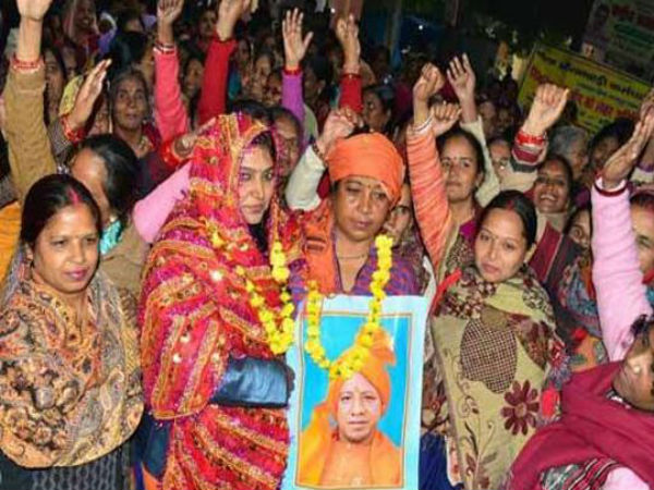 দাবির প্রতি দৃষ্টি আকর্ষণে এমনই 'প্রতীকী' অনুষ্ঠান যোগীর রাজ্যে দাবির প্রতি দৃষ্টি আকর্ষণে এমনই 'প্রতীকী' অনুষ্ঠান যোগীর রাজ্যে