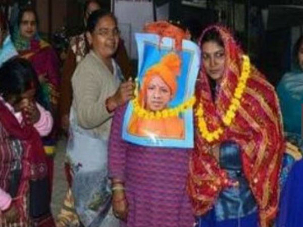 দাবির প্রতি দৃষ্টি আকর্ষণে এমনই 'প্রতীকী' অনুষ্ঠান যোগীর রাজ্যে দাবির প্রতি দৃষ্টি আকর্ষণে এমনই 'প্রতীকী' অনুষ্ঠান যোগীর রাজ্যে