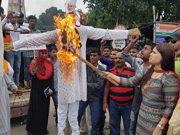 মোদীর কুশপুত্তলিকা দাহ করা নেত্রী এখন বিজেপিতে
