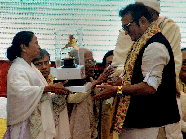 মমতা ঘনিষ্ঠ অভিজিতের দিকে হাত
