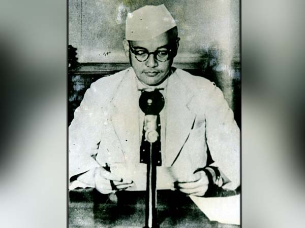 সংবাদপত্রেও করেছেন কাজ