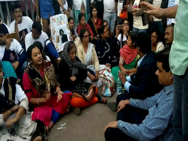 মায়ের জেদের কাছে হার মানল আমরি, রাস্তা বসেই করতে হল বৈঠক, দেখুন ভিডিও মায়ের জেদের কাছে হার মানল আমরি, রাস্তা বসেই করতে হল বৈঠক, দেখুন ভিডিও
