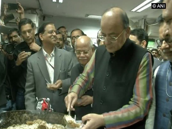 বাজেট পেশের আগে 'হালুয়া' অনুষ্ঠান সারলেন জেটলি, জানেন এটার গুরুত্ব কি বাজেট পেশের আগে 'হালুয়া' অনুষ্ঠান সারলেন জেটলি, জানেন এটার গুরুত্ব কি
