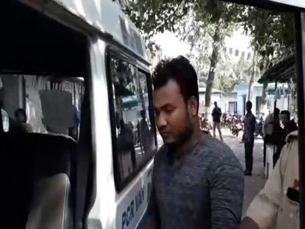 বাগুইআটিতে নর্তকীর রহস্য মৃত্যুতে গ্রেফতার যুবক, দেখুন ভিডিও বাগুইআটিতে নর্তকীর রহস্য মৃত্যুতে গ্রেফতার যুবক, দেখুন ভিডিও