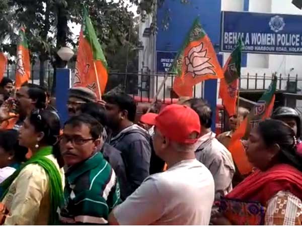 মুকুলের পথেই রাজ্য বিজেপি! থানায় থানায় বিক্ষোভ, দেখুন ভিডিও মুকুলের পথেই রাজ্য বিজেপি! থানায় থানায় বিক্ষোভ, দেখুন ভিডিও