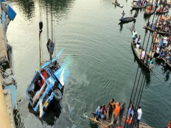 দুর্ঘটনাগ্রস্ত সরকারি বাসের 'দখলদারি' ঘিরে বিতর্ক দুর্ঘটনাগ্রস্ত সরকারি বাসের 'দখলদারি' ঘিরে বিতর্ক
