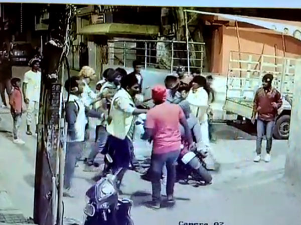 রাতের রাস্তায় একসঙ্গে যাচ্ছিল ভাই-বোন, হঠাৎই জনতার বেধড়ক মার, কোথায় হল এমন, দেখুন ভিডিও রাতের রাস্তায় একসঙ্গে যাচ্ছিল ভাই-বোন, হঠাৎই জনতার বেধড়ক মার, কোথায় হল এমন, দেখুন ভিডিও