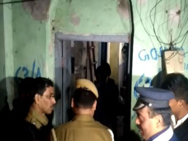 বোনের সঙ্গে অবৈধ সম্পর্ক! চেতলায় বধূ খুনে গ্রেফতার স্বামী, দেখুন ভিডিও বোনের সঙ্গে অবৈধ সম্পর্ক! চেতলায় বধূ খুনে গ্রেফতার স্বামী, দেখুন ভিডিও