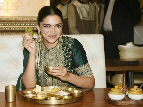 'পদ্মাবত'-এর সাফল্যের আনন্দে রাজস্থানী 'থালি' নিয়ে যা করলেন দীপিকা, দেখুন ভিডিও 'পদ্মাবত'-এর সাফল্যের আনন্দে রাজস্থানী 'থালি' নিয়ে যা করলেন দীপিকা, দেখুন ভিডিও
