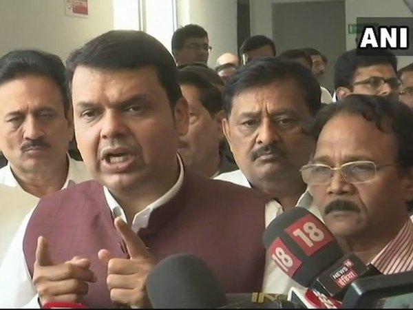 হিংসার ঘটনাকে কেন্দ্র করে অশান্ত মুম্বই, বন্ধ স্কুল,কলেজ, শান্তির আবেদন মুখ্যমন্ত্রীর হিংসার ঘটনাকে কেন্দ্র করে অশান্ত মুম্বই, বন্ধ স্কুল,কলেজ, শান্তির আবেদন মুখ্যমন্ত্রীর