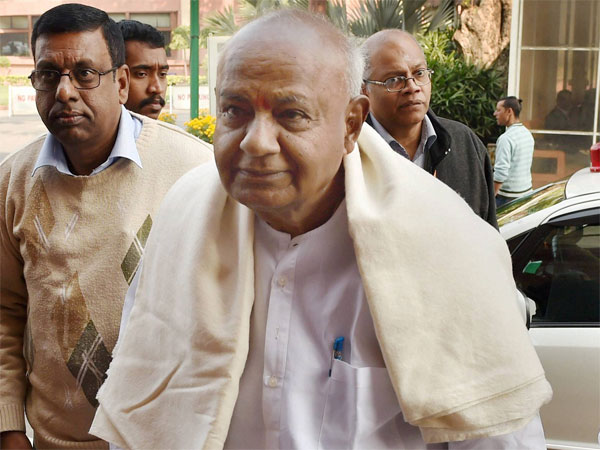 কর্ণাটকের মুখ্যমন্ত্রী সিদ্দারমাইয়ার সঙ্গে এক ডায়াসে বসতে নারাজ দেবেগৌড়া কর্ণাটকের মুখ্যমন্ত্রী সিদ্দারমাইয়ার সঙ্গে এক ডায়াসে বসতে নারাজ দেবেগৌড়া