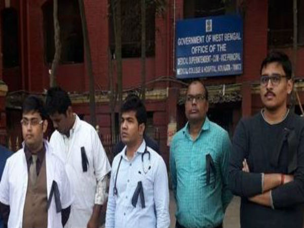 দিনের শুরুতে ভোগান্তি হলেও, চিকিৎসকরা কাজে ফেরায় হাসপাতালের পরিস্থিতি স্বাভাবিক দিনের শুরুতে ভোগান্তি হলেও, চিকিৎসকরা কাজে ফেরায় হাসপাতালের পরিস্থিতি স্বাভাবিক