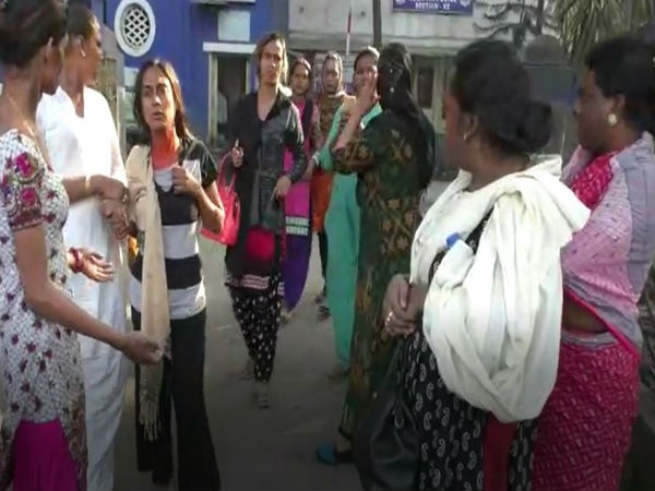 এলাকা দখলকে কেন্দ্র করে বৃহন্নলাদের দুই গোষ্টীর সংঘর্ষ তারাতলায়, দেখুন ভিডিও এলাকা দখলকে কেন্দ্র করে বৃহন্নলাদের দুই গোষ্টীর সংঘর্ষ তারাতলায়, দেখুন ভিডিও