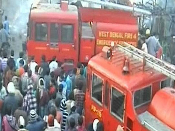 গভীর রাতে দমদমের গোরাবাজারে বিধ্বংসী অগ্নিকাণ্ড গভীর রাতে দমদমের গোরাবাজারে বিধ্বংসী অগ্নিকাণ্ড