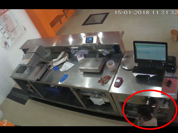 দোকান লুঠ 'মহিলা ডাকাত' গ্যং-এর, হাতসাফাই এই ছোট্ট মেয়ের,তাক লাগাল সিসিটিভি ফুটেজ দোকান লুঠ 'মহিলা ডাকাত' গ্যং-এর, হাতসাফাই এই ছোট্ট মেয়ের,তাক লাগাল সিসিটিভি ফুটেজ