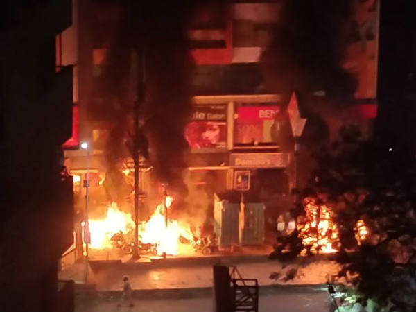 পদ্মাবত মুক্তির আগেই জ্বলছে গুজরাত, উত্তেজনা রাজস্থানে পদ্মাবত মুক্তির আগেই জ্বলছে গুজরাত, উত্তেজনা রাজস্থানে