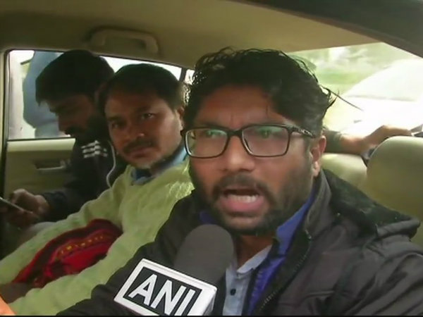 দিল্লিতে জোর করে মিছিলের চেষ্টা দলিত নেতা জিগনেশের, উত্তপ্ত পরিস্থিতি নিয়ন্ত্রণে পুলিশ দিল্লিতে জোর করে মিছিলের চেষ্টা দলিত নেতা জিগনেশের, উত্তপ্ত পরিস্থিতি নিয়ন্ত্রণে পুলিশ