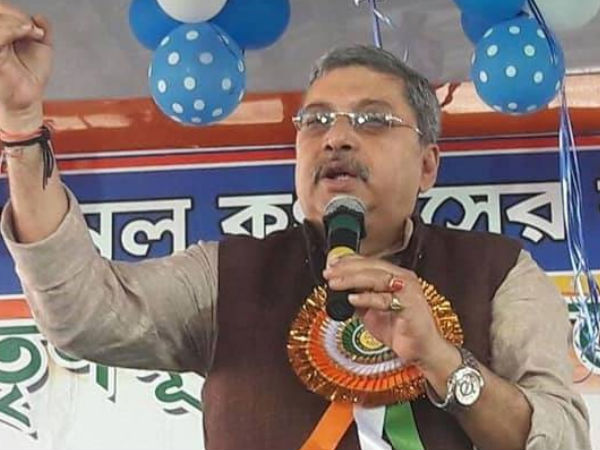 গায়িকার সঙ্গে নেচে-গেয়ে মঞ্চ মাতালেন তৃণমূল সাংসদ কল্যাণ, দেখুন ভিডিও গায়িকার সঙ্গে নেচে-গেয়ে মঞ্চ মাতালেন তৃণমূল সাংসদ কল্যাণ, দেখুন ভিডিও