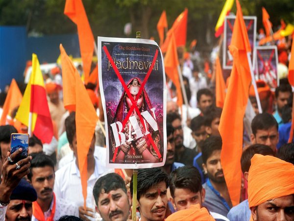 'পদ্মাবত' নিয়ে বিস্ফোরক রূপা গাঙ্গুলি 'পদ্মাবত' নিয়ে বিস্ফোরক রূপা গাঙ্গুলি